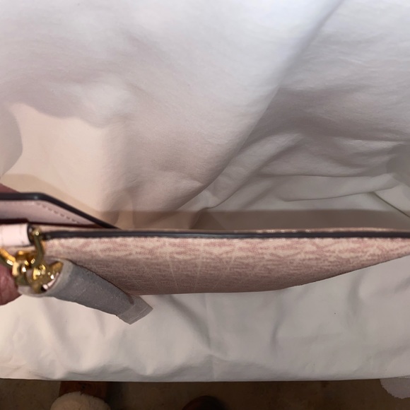 Authentic NWOT Michael Kors Blush Pink XL Monogram Clutch Handbag - Picture 6 of 8